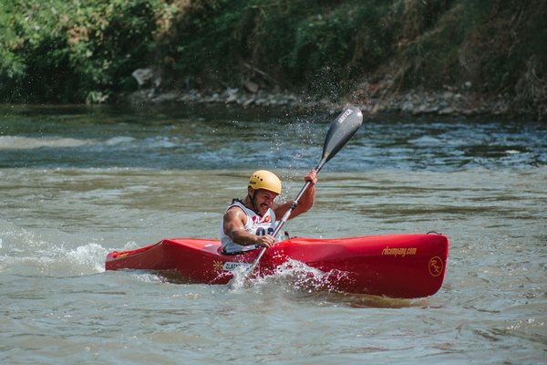 Comment optimiser la technique de pagayage en kayak de sprint?
