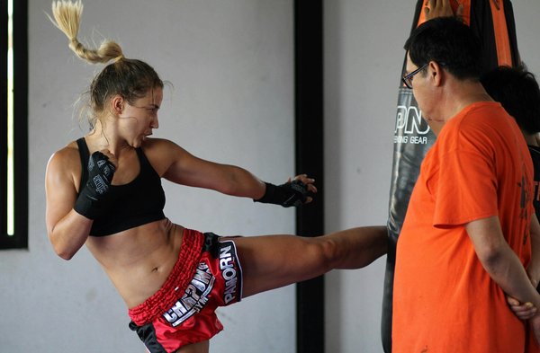 Comment les techniques de frappe de l'Arnis peuvent-elles améliorer la précision en Boxe Anglaise?
