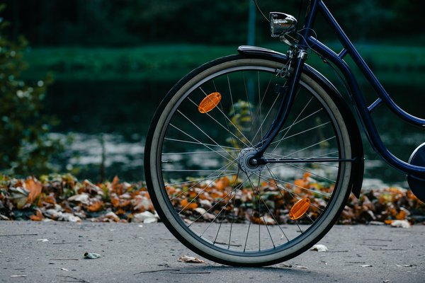 Comment choisir une lampe de vélo pour les conditions de pluie intense ?