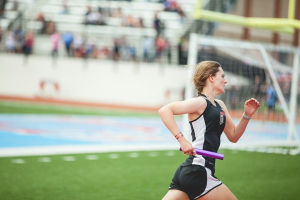 Comment optimiser la stratégie de course pour un relais 4×400 mètres en athlétisme ?